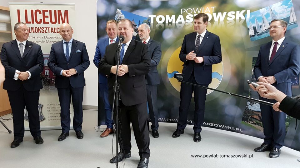 Na zdjęciu: od prawej: Zbigniew Ziemba – Wicemarszałek Województwa Łódzkiego, Tobiasz Bocheński – Wojewoda Łódzki, Antoni Macierewicz – Marszałek Senior IX kadencji Sejmu RP, Mariusz Węgrzynowski – Starosta Powiatu Tomaszowskiego, Robert Telus – poseł na Sejm RP, Marcin Witko – Prezydent Tomaszowa Mazowieckiego Waldemar Flajszer – Łódzki Kurator Oświaty, podczas konferencji prasowej, która odbyła się 1 września 2021 roku w I Liceum Ogólnokształcącym im. Jarosława Dąbrowskiego w Tomaszowie Mazowieckim, po wojewódzkiej inauguracji roku szkolnego 2021/2022