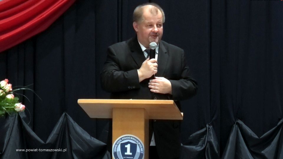 Na zdjęciu: Mariusz Węgrzynowski – Starosta Powiatu Tomaszowskiego, podczas konferencji prasowej, która odbyła się w Zespole Szkół Ponadpodstawowych nr 1 im. Tadeusza Kościuszki w Tomaszowie Mazowieckim, dotyczącej rozwoju oświaty w powiecie tomaszowskim