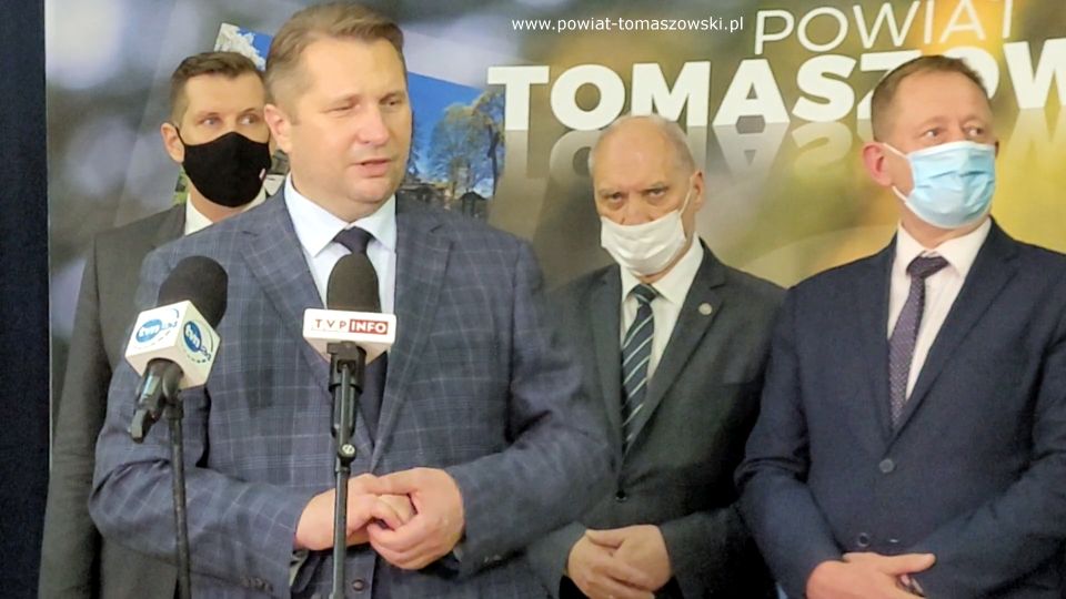 Na zdjęciu: od prawej: Robert Telus – poseł na Sejm RP, Antoni Macierewicz – Marszałek Senior IX kadencji Sejmu RP, Przemysław Czarnek – Minister Edukacji i Nauki, Tobiasz Bocheński – Wojewoda Łódzki, podczas konferencji prasowej, która odbyła się w Zespole Szkół Ponadpodstawowych nr 1 im. Tadeusza Kościuszki w Tomaszowie Mazowieckim, dotyczącej rozwoju oświaty w powiecie tomaszowskim