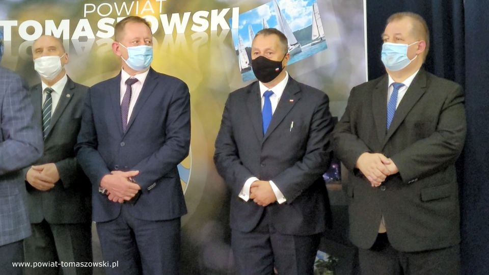 Na zdjęciu: od prawej:  Mariusz Węgrzynowski – Starosta Powiatu Tomaszowskiego Waldemar Flajszer – Łódzki Kurator Oświaty Robert Telus – poseł na Sejm RP, Antoni Macierewicz – Marszałek Senior IX kadencji Sejmu RP, podczas konferencji prasowej, która odbyła się w Zespole Szkół Ponadpodstawowych nr 1 im. Tadeusza Kościuszki w Tomaszowie Mazowieckim, dotyczącej rozwoju oświaty w powiecie tomaszowskim