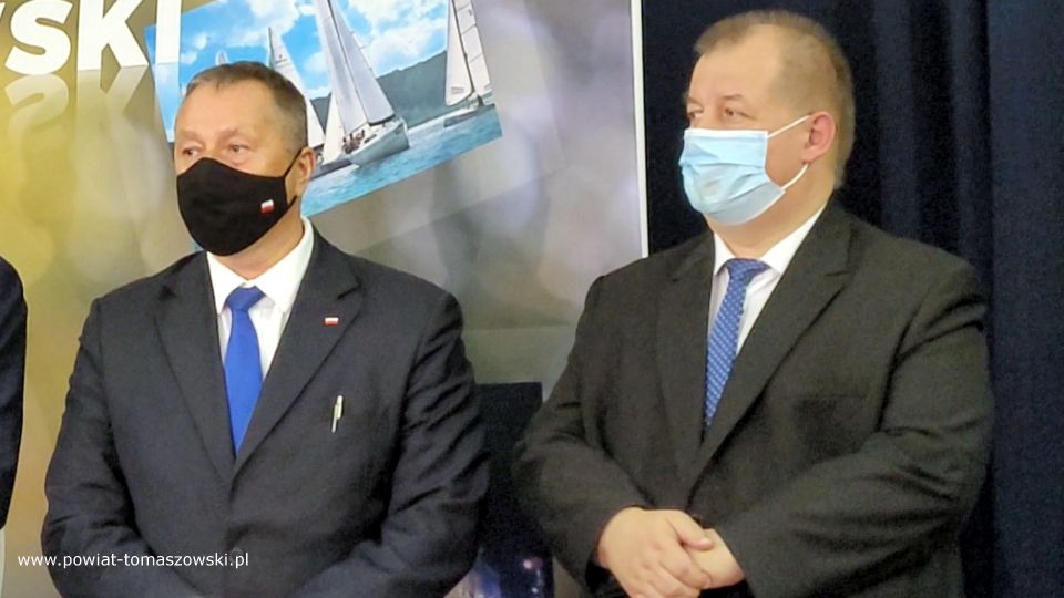 Na zdjęciu: od prawej:  Mariusz Węgrzynowski – Starosta Powiatu Tomaszowskiego, Waldemar Flajszer – Łódzki Kurator Oświaty, podczas konferencji prasowej, która odbyła się w Zespole Szkół Ponadpodstawowych nr 1 im. Tadeusza Kościuszki w Tomaszowie Mazowieckim, dotyczącej rozwoju oświaty w powiecie tomaszowskim
