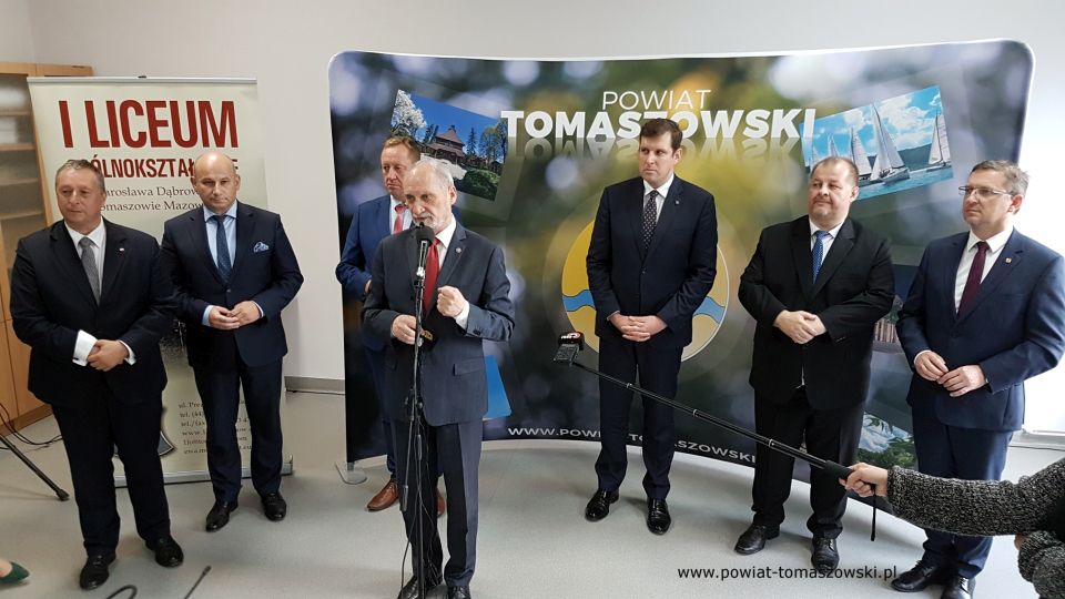 Na zdjęciu: od prawej: Zbigniew Ziemba – Wicemarszałek Województwa Łódzkiego, Mariusz Węgrzynowski – Starosta Powiatu Tomaszowskiego, Tobiasz Bocheński – Wojewoda Łódzki, Antoni Macierewicz – Marszałek Senior IX kadencji Sejmu RP, Robert Telus – poseł na Sejm RP, Marcin Witko – Prezydent Tomaszowa Mazowieckiego Waldemar Flajszer – Łódzki Kurator Oświaty, podczas konferencji prasowej, która odbyła się 1 września 2021 roku w I Liceum Ogólnokształcącym im. Jarosława Dąbrowskiego w Tomaszowie Mazowieckim, po wojewódzkiej inauguracji roku szkolnego 2021/2022