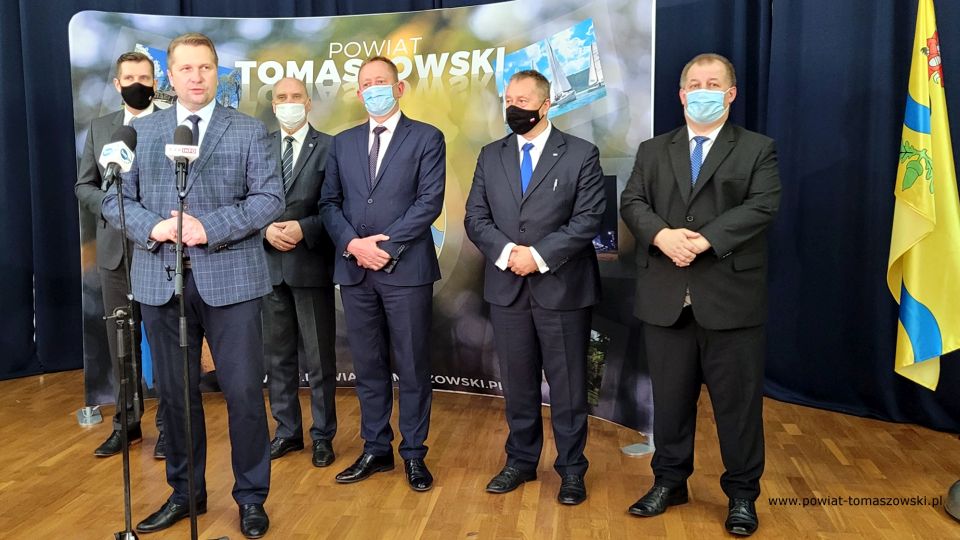  Na zdjęciu: od prawej:  Mariusz Węgrzynowski – Starosta Powiatu Tomaszowskiego, Waldemar Flajszer – Łódzki Kurator Oświaty, Robert Telus – poseł na Sejm RP, Antoni Macierewicz – Marszałek Senior IX kadencji Sejmu RP, Przemysław Czarnek – Minister Edukacji i Nauki, Tobiasz Bocheński – Wojewoda Łódzki, podczas konferencji prasowej, która odbyła się w Zespole Szkół Ponadpodstawowych nr 1 im. Tadeusza Kościuszki w Tomaszowie Mazowieckim, dotyczącej rozwoju oświaty w powiecie tomaszowskim