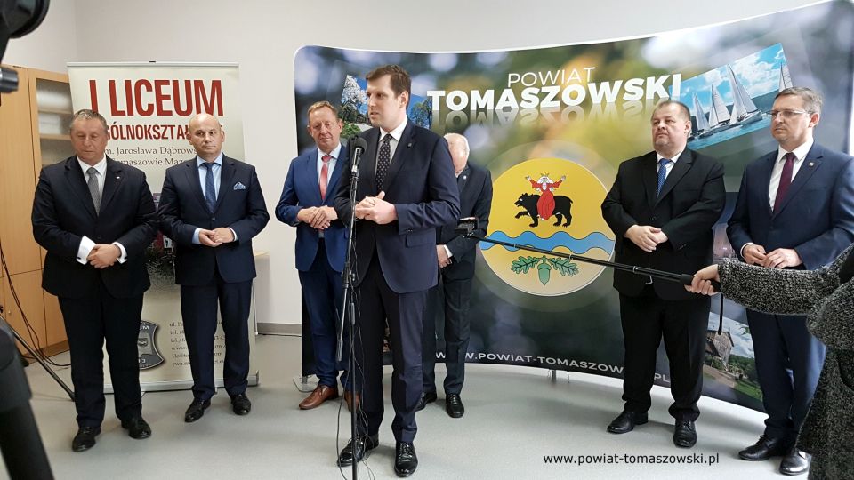 Na zdjęciu: od prawej: Zbigniew Ziemba – Wicemarszałek Województwa Łódzkiego, Mariusz Węgrzynowski – Starosta Powiatu Tomaszowskiego, Antoni Macierewicz – Marszałek Senior IX kadencji Sejmu RP, Tobiasz Bocheński – Wojewoda Łódzki, Robert Telus – poseł na Sejm RP, Marcin Witko – Prezydent Tomaszowa Mazowieckiego Waldemar Flajszer – Łódzki Kurator Oświaty, podczas konferencji prasowej, która odbyła się 1 września 2021 roku w I Liceum Ogólnokształcącym im. Jarosława Dąbrowskiego w Tomaszowie Mazowieckim, po wojewódzkiej inauguracji roku szkolnego 2021/2022