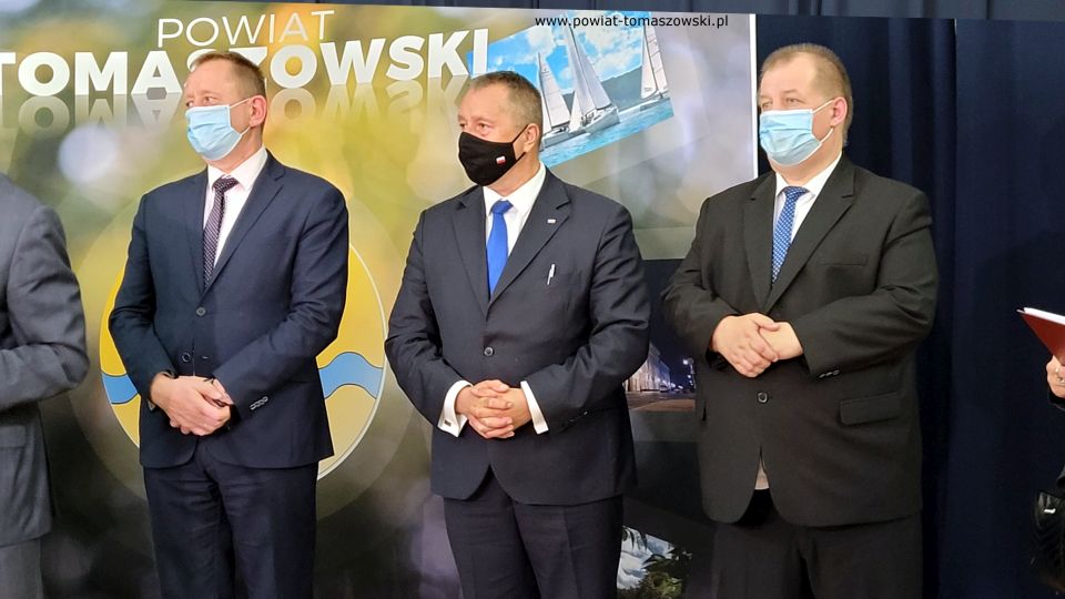 Na zdjęciu: od prawej:  Mariusz Węgrzynowski – Starosta Powiatu Tomaszowskiego, Robert Telus – poseł na Sejm RP, Waldemar Flajszer – Łódzki Kurator Oświaty, podczas konferencji prasowej, która odbyła się w Zespole Szkół Ponadpodstawowych nr 1 im. Tadeusza Kościuszki w Tomaszowie Mazowieckim, dotyczącej rozwoju oświaty w powiecie tomaszowskim