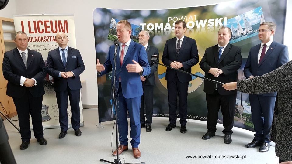 Na zdjęciu: od prawej: Zbigniew Ziemba – Wicemarszałek Województwa Łódzkiego, Mariusz Węgrzynowski – Starosta Powiatu Tomaszowskiego, Antoni Macierewicz – Marszałek Senior IX kadencji Sejmu RP, Tobiasz Bocheński – Wojewoda Łódzki, Robert Telus – poseł na Sejm RP, Marcin Witko – Prezydent Tomaszowa Mazowieckiego Waldemar Flajszer – Łódzki Kurator Oświaty, podczas konferencji prasowej, która odbyła się 1 września 2021 roku w I Liceum Ogólnokształcącym im. Jarosława Dąbrowskiego w Tomaszowie Mazowieckim, po wojewódzkiej inauguracji roku szkolnego 2021/2022