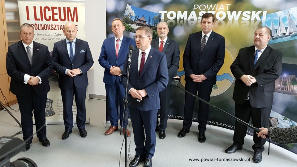 Na zdjęciu: od prawej: Mariusz Węgrzynowski – Starosta Powiatu Tomaszowskiego, Tobiasz Bocheński – Wojewoda Łódzki, Antoni Macierewicz – Marszałek Senior IX kadencji Sejmu RP, Zbigniew Ziemba – Wicemarszałek Województwa Łódzkiego, Robert Telus – poseł na Sejm RP, Marcin Witko – Prezydent Tomaszowa Mazowieckiego Waldemar Flajszer – Łódzki Kurator Oświaty, podczas konferencji prasowej, która odbyła się 1 września 2021 roku w I Liceum Ogólnokształcącym im. Jarosława Dąbrowskiego w Tomaszowie Mazowieckim, po wojewódzkiej inauguracji roku szkolnego 2021/2022