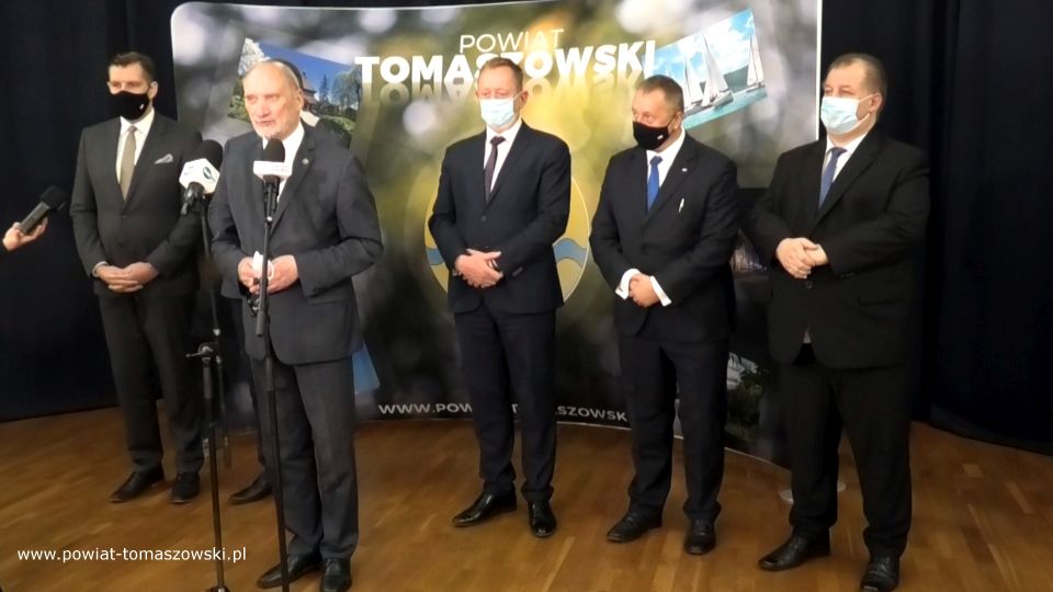 Na zdjęciu: od prawej:  Mariusz Węgrzynowski – Starosta Powiatu Tomaszowskiego, Waldemar Flajszer – Łódzki Kurator Oświaty, Robert Telus – poseł na Sejm RP, Antoni Macierewicz – Marszałek Senior IX kadencji Sejmu RP, Tobiasz Bocheński – Wojewoda Łódzki, podczas konferencji prasowej, która odbyła się w Zespole Szkół Ponadpodstawowych nr 1 im. Tadeusza Kościuszki w Tomaszowie Mazowieckim, dotyczącej rozwoju oświaty w powiecie tomaszowskim
