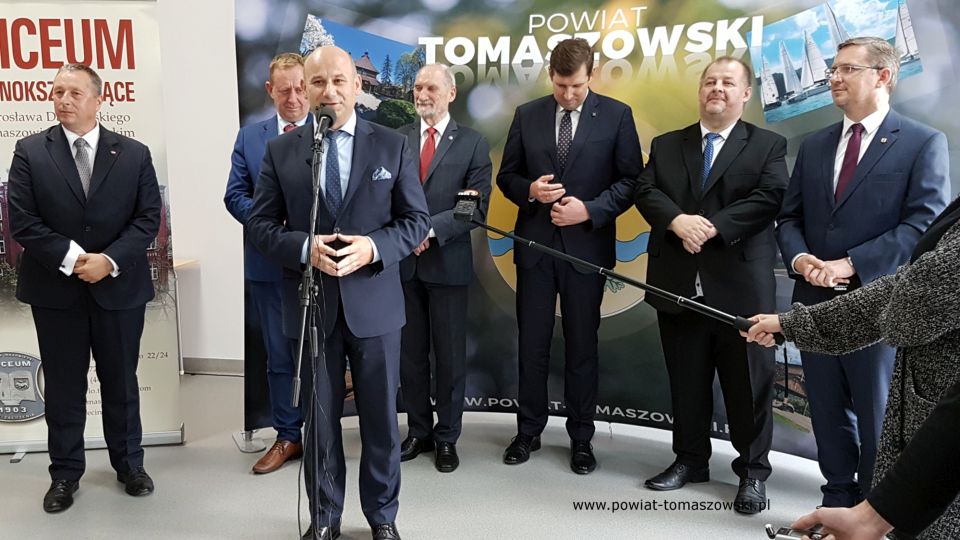 Na zdjęciu: od prawej: Zbigniew Ziemba – Wicemarszałek Województwa Łódzkiego, Mariusz Węgrzynowski – Starosta Powiatu Tomaszowskiego, Tobiasz Bocheński – Wojewoda Łódzki, Antoni Macierewicz – Marszałek Senior IX kadencji Sejmu RP, Marcin Witko – Prezydent Tomaszowa Mazowieckiego, Robert Telus – poseł na Sejm RP,  Waldemar Flajszer – Łódzki Kurator Oświaty, podczas konferencji prasowej, która odbyła się 1 września 2021 roku w I Liceum Ogólnokształcącym im. Jarosława Dąbrowskiego w Tomaszowie Mazowieckim, po wojewódzkiej inauguracji roku szkolnego 2021/2022