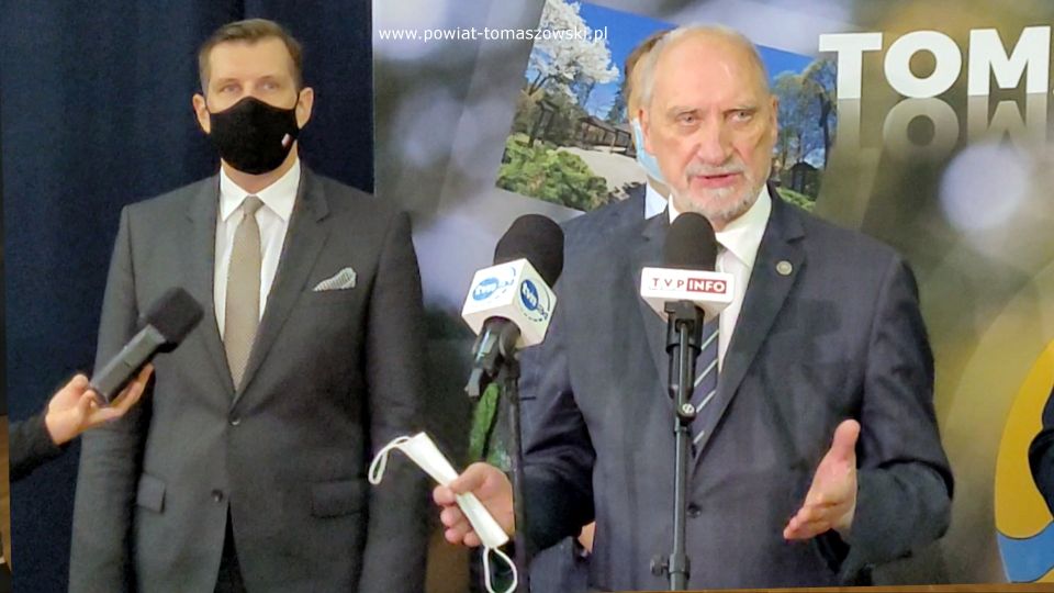 Na zdjęciu: od prawej: Antoni Macierewicz – Marszałek Senior IX kadencji Sejmu RP, Tobiasz Bocheński – Wojewoda Łódzki, podczas konferencji prasowej, która odbyła się w Zespole Szkół Ponadpodstawowych nr 1 im. Tadeusza Kościuszki w Tomaszowie Mazowieckim, dotyczącej rozwoju oświaty w powiecie tomaszowskim