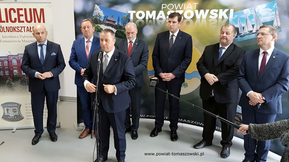 Na zdjęciu: od prawej: Zbigniew Ziemba – Wicemarszałek Województwa Łódzkiego, Mariusz Węgrzynowski – Starosta Powiatu Tomaszowskiego, Tobiasz Bocheński – Wojewoda Łódzki, Antoni Macierewicz – Marszałek Senior IX kadencji Sejmu RP, Waldemar Flajszer – Łódzki Kurator Oświaty, Robert Telus – poseł na Sejm RP,  Marcin Witko – Prezydent Tomaszowa Mazowieckiego, podczas konferencji prasowej, która odbyła się 1 września 2021 roku w I Liceum Ogólnokształcącym im. Jarosława Dąbrowskiego w Tomaszowie Mazowieckim, po wojewódzkiej inauguracji roku szkolnego 2021/2022