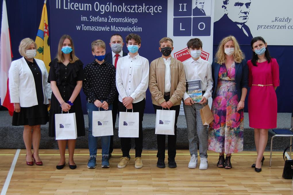 Na zdjęciu: wręczenie nagród I Powiatowego Konkursu Ekologicznego „EKO-ARBUZ” pod patronatem Starosty Tomaszowskiego - Mariusza Węgrzynowskiego 