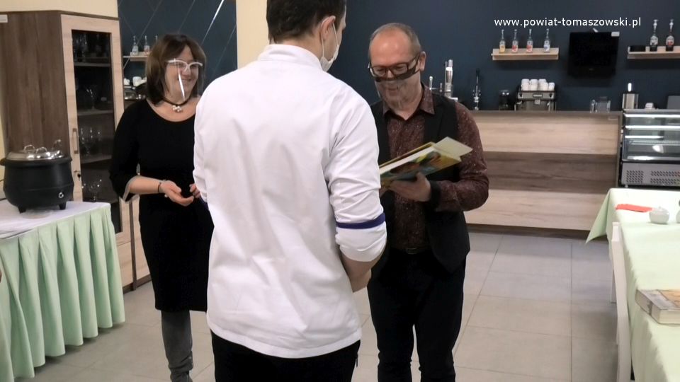 Na zdjęciu: od lewej: Jacek Bartosik – dyrektor Zespołu Szkół Ponadpodstawowych nr 2 im. Stanisława Staszica w Tomaszowie Mazowieckim, Jarosław Powęska – laureat trzeciego miejsca, Halina Fijałkowska – wicedyrektor ZSP nr 2, podczas wręczania nagrody w okręgowym etapie IV Ogólnopolskiego Turnieju na Najlepszego Ucznia w Zawodzie Kucharz, który odbył się 14 lutego 2021 roku w ZSP nr 2