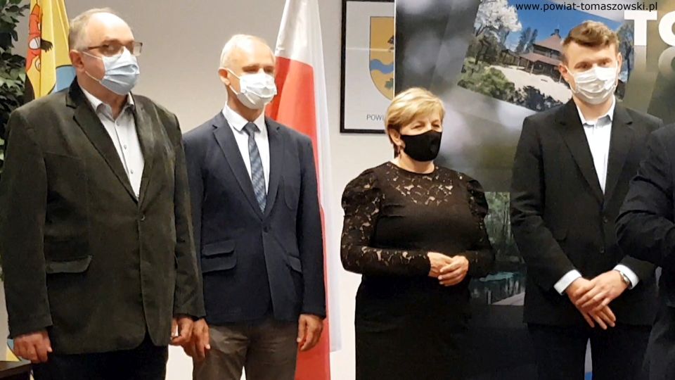 Na zdjęciu: od prawej: Michał Adam Pająk – wyróżniony Medalem „Zasłużony dla Kultury” Ministra Kultury, Dziedzictwa Narodowego i Sportu, Elżbieta Łojszczyk – członek Zarządu Powiatu Tomaszowskiego, Włodzimierz Justyna i Edmund Król – radni Rady Powiatu Tomaszowskiego, podczas konferencji w Starostwie Powiatowym w Tomaszowie Mazowieckim, 10 czerwca 2021 roku,  