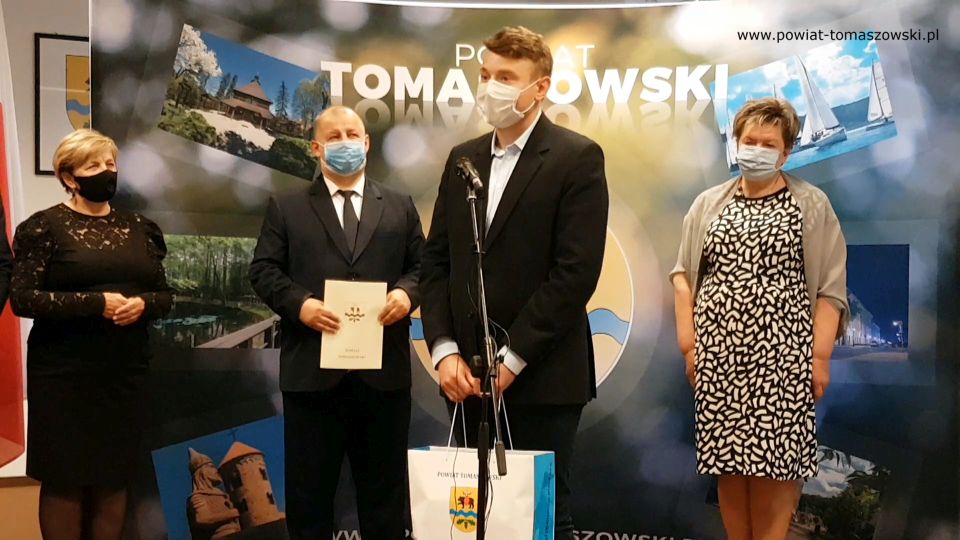 Na zdjęciu: od prawej: Wacława Bąk – Przewodnicząca Rady Powiatu Tomaszowskiego, Michał Adam Pająk – wyróżniony Medalem „Zasłużony dla Kultury” Ministra Kultury, Dziedzictwa Narodowego i Sportu, Mariusz Węgrzynowski – Starosta Powiatu Tomaszowskiego, Elżbieta Łojszczyk – członek Zarządu Powiatu Tomaszowskiego, podczas konferencji w Starostwie Powiatowym w Tomaszowie Mazowieckim, 10 czerwca 2021 roku,  