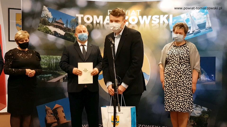 Na zdjęciu: od prawej: Wacława Bąk – Przewodnicząca Rady Powiatu Tomaszowskiego, Michał Adam Pająk – wyróżniony Medalem „Zasłużony dla Kultury” Ministra Kultury, Dziedzictwa Narodowego i Sportu, Mariusz Węgrzynowski – Starosta Powiatu Tomaszowskiego, Elżbieta Łojszczyk – członek Zarządu Powiatu Tomaszowskiego, podczas konferencji w Starostwie Powiatowym w Tomaszowie Mazowieckim, 10 czerwca 2021 roku,  