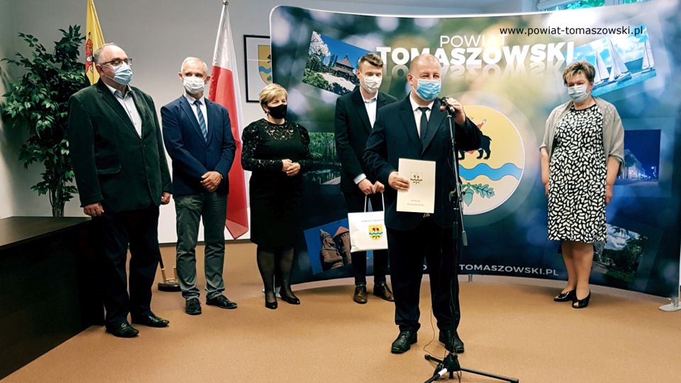Na zdjęciu: od prawej: Wacława Bąk – Przewodnicząca Rady Powiatu Tomaszowskiego, Mariusz Węgrzynowski – Starosta Powiatu Tomaszowskiego, Michał Adam Pająk – wyróżniony Medalem „Zasłużony dla Kultury” Ministra Kultury, Dziedzictwa Narodowego i Sportu, Elżbieta Łojszczyk – członek Zarządu Powiatu Tomaszowskiego, Włodzimierz Justyna i Edmund Król – radni Rady Powiatu Tomaszowskiego, podczas konferencji w Starostwie Powiatowym w Tomaszowie Mazowieckim, 10 czerwca 2021 roku,  