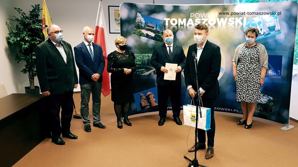 Na zdjęciu: od prawej: Wacława Bąk – Przewodnicząca Rady Powiatu Tomaszowskiego, Michał Adam Pająk – wyróżniony Medalem „Zasłużony dla Kultury” Ministra Kultury, Dziedzictwa Narodowego i Sportu, Mariusz Węgrzynowski – Starosta Powiatu Tomaszowskiego, Elżbieta Łojszczyk – członek Zarządu Powiatu Tomaszowskiego, Włodzimierz Justyna i Edmund Król – radni Rady Powiatu Tomaszowskiego, podczas konferencji w Starostwie Powiatowym w Tomaszowie Mazowieckim, 10 czerwca 2021 roku,  