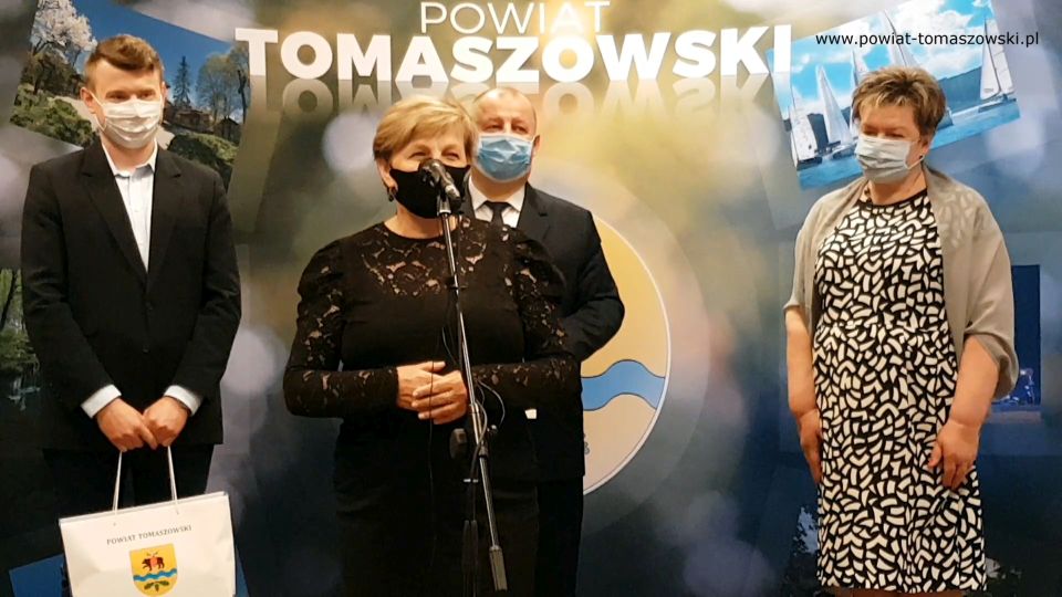 Na zdjęciu: od prawej: Wacława Bąk – Przewodnicząca Rady Powiatu Tomaszowskiego, Mariusz Węgrzynowski – Starosta Powiatu Tomaszowskiego, Elżbieta Łojszczyk – członek Zarządu Powiatu Tomaszowskiego, Michał Adam Pająk – wyróżniony Medalem „Zasłużony dla Kultury” Ministra Kultury, Dziedzictwa Narodowego i Sportu, podczas konferencji w Starostwie Powiatowym w Tomaszowie Mazowieckim, 10 czerwca 2021 roku,  