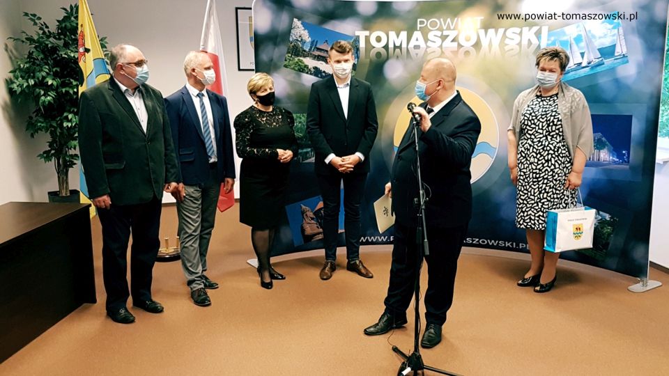 Na zdjęciu: od prawej: Wacława Bąk – Przewodnicząca Rady Powiatu Tomaszowskiego, Mariusz Węgrzynowski – Starosta Powiatu Tomaszowskiego, Michał Adam Pająk – wyróżniony Medalem „Zasłużony dla Kultury” Ministra Kultury, Dziedzictwa Narodowego i Sportu, Elżbieta Łojszczyk – członek Zarządu Powiatu Tomaszowskiego, Włodzimierz Justyna i Edmund Król – radni Rady Powiatu Tomaszowskiego, podczas konferencji w Starostwie Powiatowym w Tomaszowie Mazowieckim, 10 czerwca 2021 roku,  