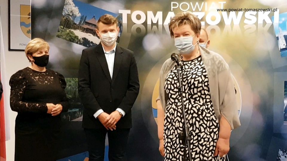 Na zdjęciu: od prawej: Wacława Bąk – Przewodnicząca Rady Powiatu Tomaszowskiego, Michał Adam Pająk – wyróżniony Medalem „Zasłużony dla Kultury” Ministra Kultury, Dziedzictwa Narodowego i Sportu, Elżbieta Łojszczyk – członek Zarządu Powiatu Tomaszowskiego, podczas konferencji w Starostwie Powiatowym w Tomaszowie Mazowieckim, 10 czerwca 2021 roku,  
