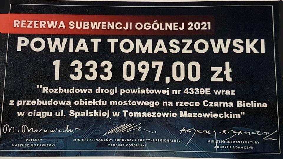 Na zdjęciu: baner promujący otrzymaną dotację z rezerwy subwencji ogólnej 2021 na remont mostu na ulicy Spalskiej, dotyczący realizacji zadania pn. „Rozbudowa drogi powiatowej nr 4339E wraz z przebudową obiektu mostowego na rzece Czarna Bielina w ciągu ul. Spalskiej w Tomaszowie Mazowieckim” Na zdjęciu: baner promujący otrzymaną dotację z rezerwy subwencji ogólnej 2021 na remont mostu na ulicy Spalskiej, dotyczący realizacji zadania pn. „Rozbudowa drogi powiatowej nr 4339E wraz z przebudową obiektu mostowego na rzece Czarna Bielina w ciągu ul. Spalskiej w Tomaszowie Mazowieckim”