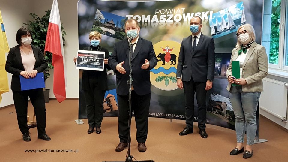 Na zdjęciu: od prawej Beata Zysiak – Skarbnik Powiatu Tomaszowskiego, Michał Czechowicz – członek Zarządu Powiatu Tomaszowskiego, Mariusz Węgrzynowski – Starosta Powiatu Tomaszowskiego, Elżbieta Łojszczyk – członek Zarządu Powiatu Tomaszowskiego, Elżbieta Rudzka – dyrektor Zarządu Dróg Powiatowych, podczas konferencji prasowej dotyczącej otrzymanej dotacji w kwocie 1 333 097 złotych z Ministerstwa Infrastruktury na realizację zadania pn. „Rozbudowa drogi powiatowej nr 4339E wraz z przebudową obiektu mostowego na rzece Czarna Bielina w ciągu ul. Spalskiej w Tomaszowie Mazowieckim” Na zdjęciu: od prawej Beata Zysiak – Skarbnik Powiatu Tomaszowskiego, Michał Czechowicz – członek Zarządu Powiatu Tomaszowskiego, Mariusz Węgrzynowski – Starosta Powiatu Tomaszowskiego, Elżbieta Łojszczyk – członek Zarządu Powiatu Tomaszowskiego, Elżbieta Rudzka – dyrektor Zarządu Dróg Powiatowych, podczas konferencji prasowej dotyczącej otrzymanej dotacji w kwocie 1 333 097 złotych z Ministerstwa Infrastruktury na realizację zadania pn. „Rozbudowa drogi powiatowej nr 4339E wraz z przebudową obiektu mostowego na rzece Czarna Bielina w ciągu ul. Spalskiej w Tomaszowie Mazowieckim”
