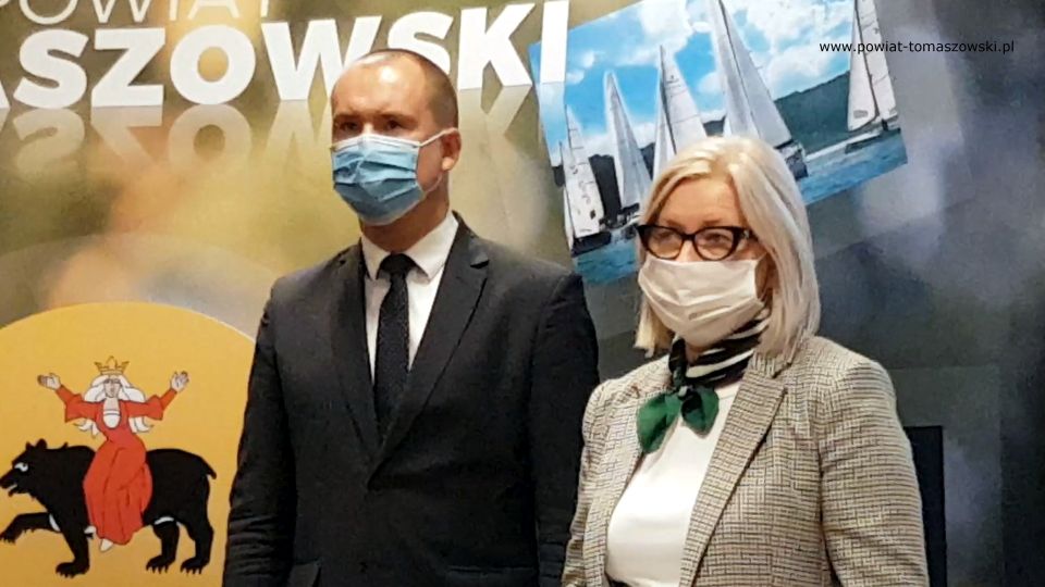 Na zdjęciu: Beata Zysiak – Skarbnik Powiatu Tomaszowskiego i Michał Czechowicz – członek Zarządu Powiatu Tomaszowskiego, podczas konferencji prasowej dotyczącej otrzymanej dotacji w kwocie 1 333 097 złotych z Ministerstwa Infrastruktury na realizację zadania pn. „Rozbudowa drogi powiatowej nr 4339E wraz z przebudową obiektu mostowego na rzece Czarna Bielina w ciągu ul. Spalskiej w Tomaszowie Mazowieckim” Na zdjęciu: Beata Zysiak – Skarbnik Powiatu Tomaszowskiego i Michał Czechowicz – członek Zarządu Powiatu Tomaszowskiego, podczas konferencji prasowej dotyczącej otrzymanej dotacji w kwocie 1 333 097 złotych z Ministerstwa Infrastruktury na realizację zadania pn. „Rozbudowa drogi powiatowej nr 4339E wraz z przebudową obiektu mostowego na rzece Czarna Bielina w ciągu ul. Spalskiej w Tomaszowie Mazowieckim”