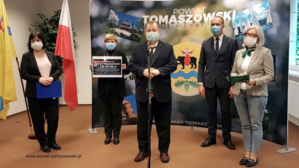 Na zdjęciu: od prawej Beata Zysiak – Skarbnik Powiatu Tomaszowskiego, Michał Czechowicz – członek Zarządu Powiatu Tomaszowskiego, Mariusz Węgrzynowski – Starosta Powiatu Tomaszowskiego, Elżbieta Łojszczyk – członek Zarządu Powiatu Tomaszowskiego, Elżbieta Rudzka – dyrektor Zarządu Dróg Powiatowych, podczas konferencji prasowej dotyczącej otrzymanej dotacji w kwocie 1 333 097 złotych z Ministerstwa Infrastruktury na realizację zadania pn. „Rozbudowa drogi powiatowej nr 4339E wraz z przebudową obiektu mostowego na rzece Czarna Bielina w ciągu ul. Spalskiej w Tomaszowie Mazowieckim” Na zdjęciu: od prawej Beata Zysiak – Skarbnik Powiatu Tomaszowskiego, Michał Czechowicz – członek Zarządu Powiatu Tomaszowskiego, Mariusz Węgrzynowski – Starosta Powiatu Tomaszowskiego, Elżbieta Łojszczyk – członek Zarządu Powiatu Tomaszowskiego, Elżbieta Rudzka – dyrektor Zarządu Dróg Powiatowych, podczas konferencji prasowej dotyczącej otrzymanej dotacji w kwocie 1 333 097 złotych z Ministerstwa Infrastruktury na realizację zadania pn. „Rozbudowa drogi powiatowej nr 4339E wraz z przebudową obiektu mostowego na rzece Czarna Bielina w ciągu ul. Spalskiej w Tomaszowie Mazowieckim”