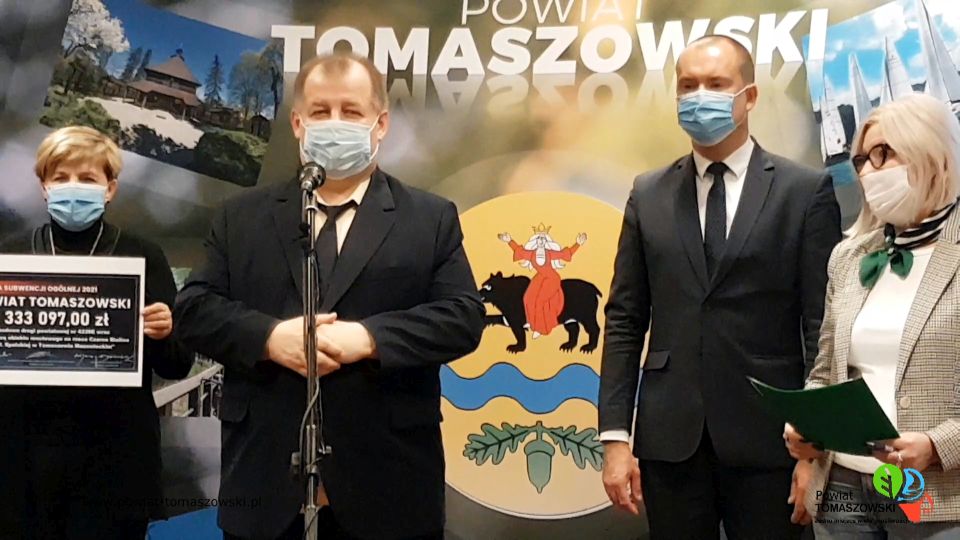 Na zdjęciu: od prawej Beata Zysiak – Skarbnik Powiatu Tomaszowskiego, Michał Czechowicz – członek Zarządu Powiatu Tomaszowskiego, Mariusz Węgrzynowski – Starosta Powiatu Tomaszowskiego, Elżbieta Łojszczyk – członek Zarządu Powiatu Tomaszowskiego, podczas konferencji prasowej dotyczącej otrzymanej dotacji w kwocie 1 333 097 złotych z Ministerstwa Infrastruktury na realizację zadania pn. „Rozbudowa drogi powiatowej nr 4339E wraz z przebudową obiektu mostowego na rzece Czarna Bielina w ciągu ul. Spalskiej w Tomaszowie Mazowieckim” Na zdjęciu: od prawej Beata Zysiak – Skarbnik Powiatu Tomaszowskiego, Michał Czechowicz – członek Zarządu Powiatu Tomaszowskiego, Mariusz Węgrzynowski – Starosta Powiatu Tomaszowskiego, Elżbieta Łojszczyk – członek Zarządu Powiatu Tomaszowskiego, podczas konferencji prasowej dotyczącej otrzymanej dotacji w kwocie 1 333 097 złotych z Ministerstwa Infrastruktury na realizację zadania pn. „Rozbudowa drogi powiatowej nr 4339E wraz z przebudową obiektu mostowego na rzece Czarna Bielina w ciągu ul. Spalskiej w Tomaszowie Mazowieckim”