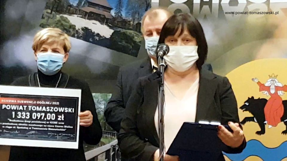 Na zdjęciu: Elżbieta Łojszczyk – członek Zarządu Powiatu Tomaszowskiego, Elżbieta Rudzka – dyrektor Zarządu Dróg Powiatowych, z tyłu Mariusz Węgrzynowski – Starosta Powiatu Tomaszowskiego, podczas konferencji prasowej dotyczącej otrzymanej dotacji w kwocie 1 333 097 złotych z Ministerstwa Infrastruktury na realizację zadania pn. „Rozbudowa drogi powiatowej nr 4339E wraz z przebudową obiektu mostowego na rzece Czarna Bielina w ciągu ul. Spalskiej w Tomaszowie Mazowieckim” Na zdjęciu: Elżbieta Łojszczyk – członek Zarządu Powiatu Tomaszowskiego, Elżbieta Rudzka – dyrektor Zarządu Dróg Powiatowych, z tyłu Mariusz Węgrzynowski – Starosta Powiatu Tomaszowskiego, podczas konferencji prasowej dotyczącej otrzymanej dotacji w kwocie 1 333 097 złotych z Ministerstwa Infrastruktury na realizację zadania pn. „Rozbudowa drogi powiatowej nr 4339E wraz z przebudową obiektu mostowego na rzece Czarna Bielina w ciągu ul. Spalskiej w Tomaszowie Mazowieckim”
