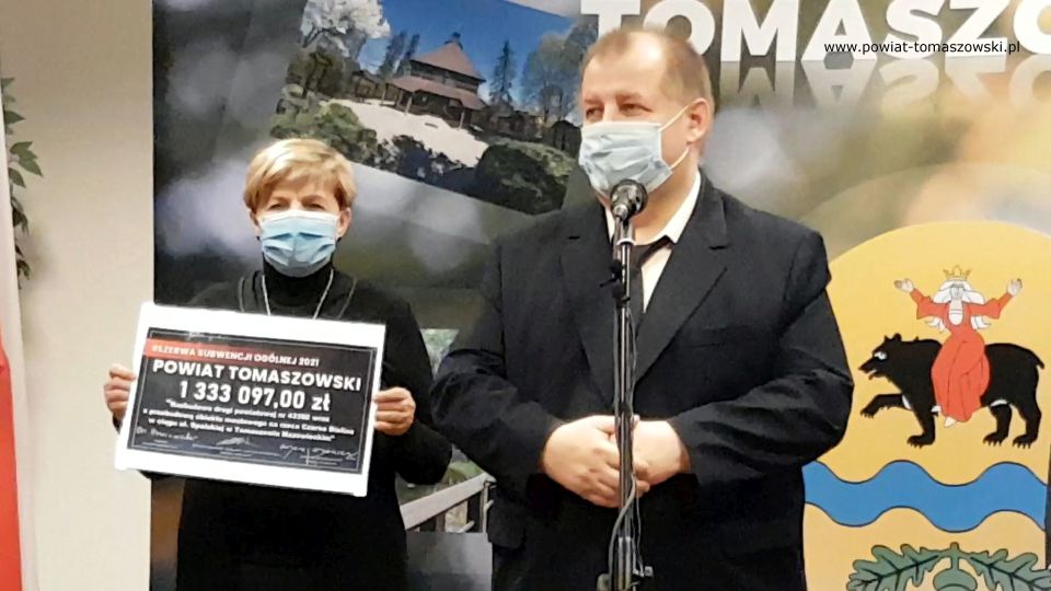 Na zdjęciu: uczestnicy zajęć wokalnych i instrumentalnych Powiatowego Centrum Animacji Społecznej w Tomaszowie Mazowieckim, piosenka „Uwierz Polsko” w wykonaniu: wokal – Zuzanna Ignasiak i Adrian Wymysło, gitara – Konrad Ignasiak, podczas  uroczystości upamiętniającej Witolda Pileckiego, patrona Powiatowego Centrum Animacji Społecznej, w 73. rocznicę jego śmierci, 25 maja 2021 roku