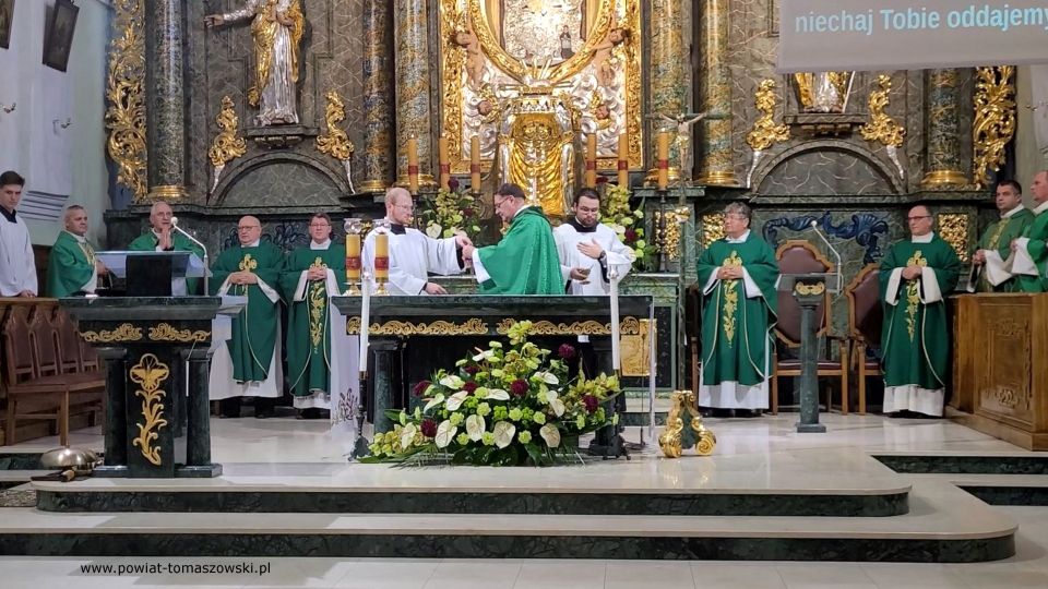 Na zdjęciu: zdjęcie z mszy świętej w pierwszą rocznicę śmierci księdza Marka Zienkiewicza, wieloletniego proboszcza parafii Świętej Anny w Smardzewicach