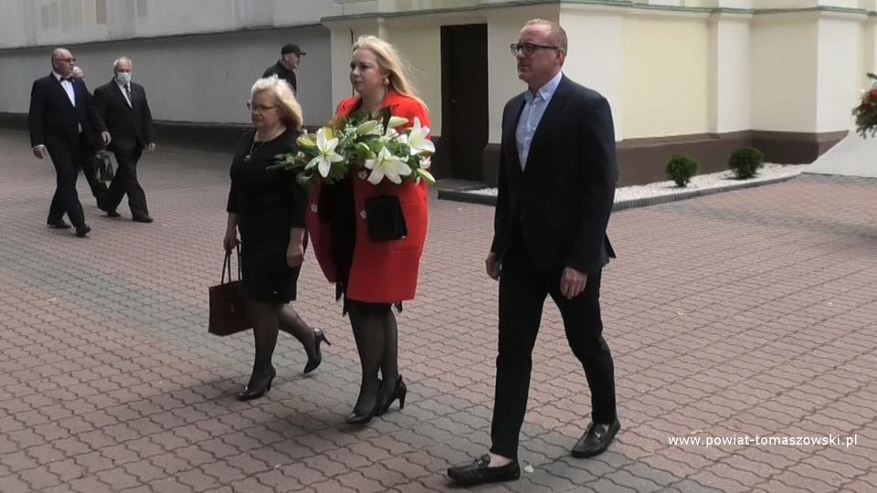 Na zdjęciu: delegacja władz miasta Tomaszowa Mazowieckiego w składzie: Izabela Śliwińska – Wiceprezydent Tomaszowa Mazowieckiego i Marzanna Popławska – Wiceprzewodnicząca Rady Miejskiej, Marcin Rybak – radny rady Miejskiej, składa kwiaty pod pomnikiem Jana Pawła II, 13 czerwca 2021 roku, podczas obchodów Dni Świętego Antoniego, patrona miasta Tomaszowa Mazowieckiego i powiatu tomaszowskiego Na zdjęciu: delegacja władz miasta Tomaszowa Mazowieckiego w składzie: Izabela Śliwińska – Wiceprezydent Tomaszowa Mazowieckiego i Marzanna Popławska – Wiceprzewodnicząca Rady Miejskiej, Marcin Rybak – radny rady Miejskiej, składa kwiaty pod pomnikiem Jana Pawła II, 13 czerwca 2021 roku, podczas obchodów Dni Świętego Antoniego, patrona miasta Tomaszowa Mazowieckiego i powiatu tomaszowskiego