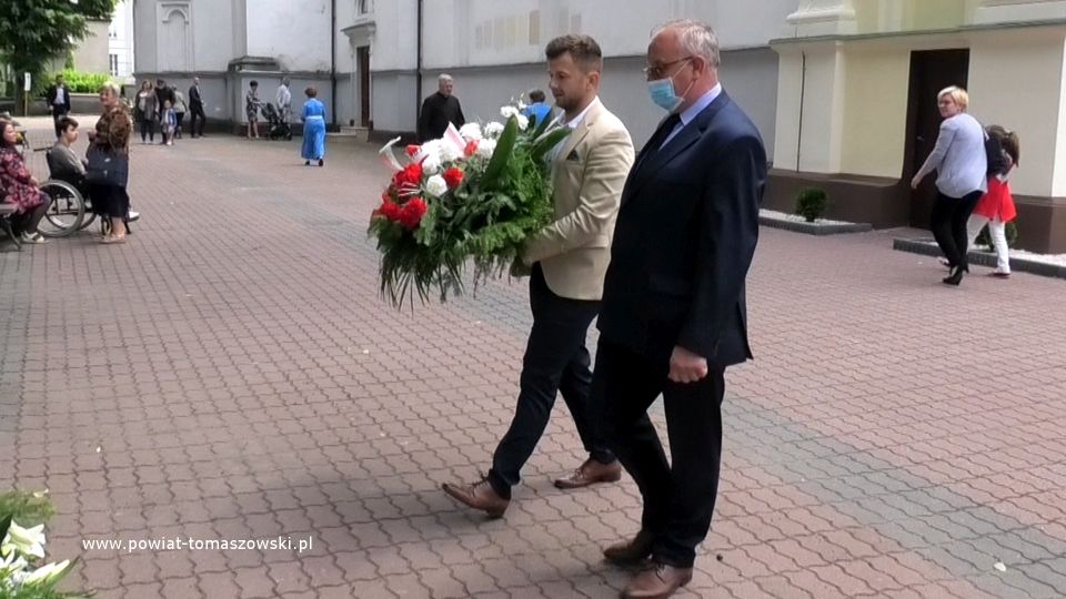 Na zdjęciu: delegacja składa kwiaty pod pomnikiem Jana Pawła II, 13 czerwca 2021 roku, podczas obchodów Dni Świętego Antoniego, patrona miasta Tomaszowa Mazowieckiego i powiatu tomaszowskiego Na zdjęciu: delegacja składa kwiaty pod pomnikiem Jana Pawła II, 13 czerwca 2021 roku, podczas obchodów Dni Świętego Antoniego, patrona miasta Tomaszowa Mazowieckiego i powiatu tomaszowskiego