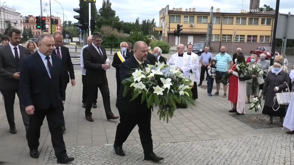 Na zdjęciu: delegacja władz powiatu tomaszowskiego w składzie: Mariusz Węgrzynowski – Starosta Powiatu Tomaszowskiego, Leszek Ogórek – Wicestarosta Powiatu Tomaszowskiego, Michał Czechowicz i Marek Kubiak – członkowie Zarządu Powiatu Tomaszowskiego, Marek Kociubiński – Wiceprzewodniczący Rady Powiatu Tomaszowskiego, składa kwiaty pod pomnikiem św. Antoniego 13 czerwca 2021 roku, podczas obchodów Dni Świętego Antoniego, patrona miasta Tomaszowa Mazowieckiego i powiatu tomaszowskiego Na zdjęciu: delegacja władz powiatu tomaszowskiego w składzie: Mariusz Węgrzynowski – Starosta Powiatu Tomaszowskiego, Leszek Ogórek – Wicestarosta Powiatu Tomaszowskiego, Michał Czechowicz i Marek Kubiak – członkowie Zarządu Powiatu Tomaszowskiego, Marek Kociubiński – Wiceprzewodniczący Rady Powiatu Tomaszowskiego, składa kwiaty pod pomnikiem św. Antoniego 13 czerwca 2021 roku, podczas obchodów Dni Świętego Antoniego, patrona miasta Tomaszowa Mazowieckiego i powiatu tomaszowskiego