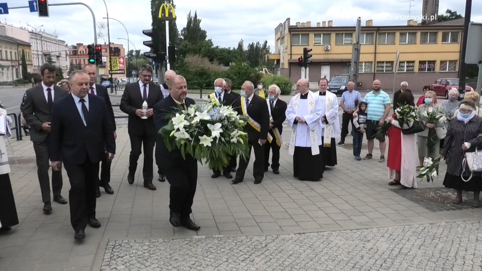 Na zdjęciu: delegacja władz powiatu tomaszowskiego w składzie: Mariusz Węgrzynowski – Starosta Powiatu Tomaszowskiego, Leszek Ogórek – Wicestarosta Powiatu Tomaszowskiego, Michał Czechowicz i Marek Kubiak – członkowie Zarządu Powiatu Tomaszowskiego, Marek Kociubiński – Wiceprzewodniczący Rady Powiatu Tomaszowskiego, składa kwiaty pod pomnikiem św. Antoniego 13 czerwca 2021 roku, podczas obchodów Dni Świętego Antoniego, patrona miasta Tomaszowa Mazowieckiego i powiatu tomaszowskiego Na zdjęciu: delegacja władz powiatu tomaszowskiego w składzie: Mariusz Węgrzynowski – Starosta Powiatu Tomaszowskiego, Leszek Ogórek – Wicestarosta Powiatu Tomaszowskiego, Michał Czechowicz i Marek Kubiak – członkowie Zarządu Powiatu Tomaszowskiego, Marek Kociubiński – Wiceprzewodniczący Rady Powiatu Tomaszowskiego, składa kwiaty pod pomnikiem św. Antoniego 13 czerwca 2021 roku, podczas obchodów Dni Świętego Antoniego, patrona miasta Tomaszowa Mazowieckiego i powiatu tomaszowskiego