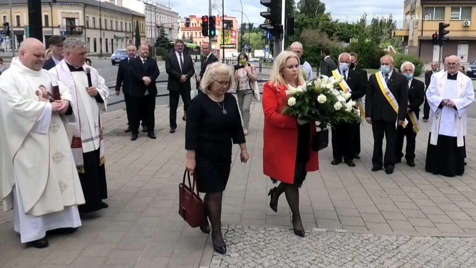 Na zdjęciu: delegacja władz miasta Tomaszowa Mazowieckiego w składzie: Izabela Śliwińska – Wiceprezydent Tomaszowa Mazowieckiego i Marzanna Popławska – Wiceprzewodnicząca Rady Miejskiej, składa kwiaty pod pomnikiem św. Antoniego 13 czerwca 2021 roku, podczas obchodów Dni Świętego Antoniego, patrona miasta Tomaszowa Mazowieckiego i powiatu tomaszowskiego Na zdjęciu: delegacja władz miasta Tomaszowa Mazowieckiego w składzie: Izabela Śliwińska – Wiceprezydent Tomaszowa Mazowieckiego i Marzanna Popławska – Wiceprzewodnicząca Rady Miejskiej, składa kwiaty pod pomnikiem św. Antoniego 13 czerwca 2021 roku, podczas obchodów Dni Świętego Antoniego, patrona miasta Tomaszowa Mazowieckiego i powiatu tomaszowskiego