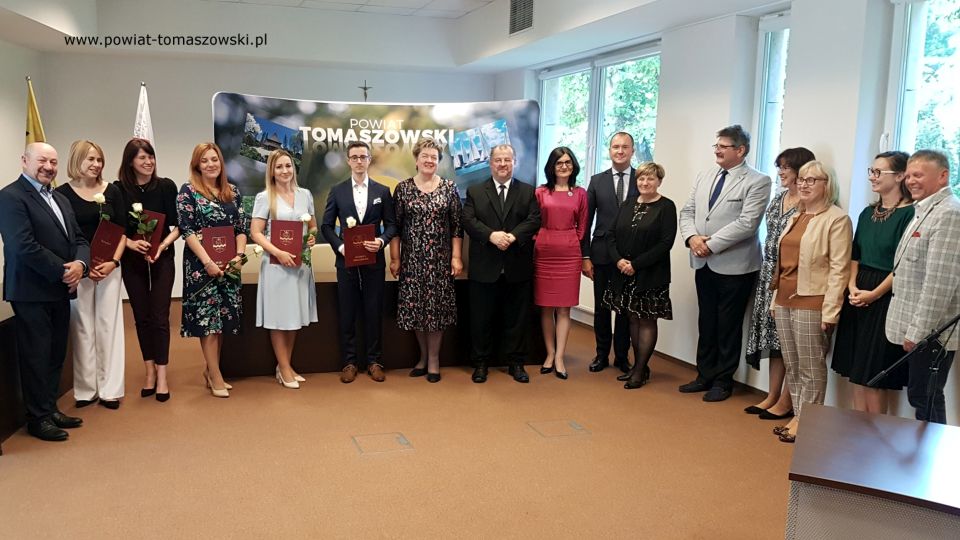 Na zdjęciu: zdjęcie z uroczystości w Starostwie Powiatowym w Tomaszowie Mazowieckim wręczenia awansów zawodowych nauczycielom z tomaszowskich szkół ponadpodstawowych