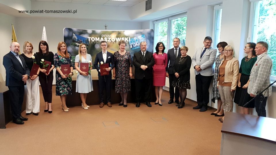 Na zdjęciu: zdjęcie z uroczystości w Starostwie Powiatowym w Tomaszowie Mazowieckim wręczenia awansów zawodowych nauczycielom z tomaszowskich szkół ponadpodstawowych