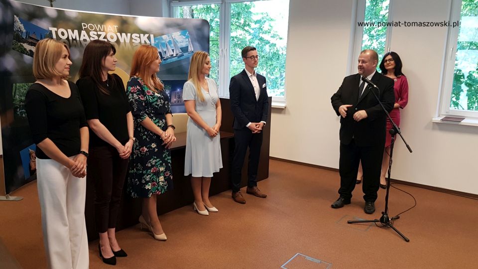 Na zdjęciu: zdjęcie z uroczystości w Starostwie Powiatowym w Tomaszowie Mazowieckim wręczenia awansów zawodowych nauczycielom z tomaszowskich szkół ponadpodstawowych