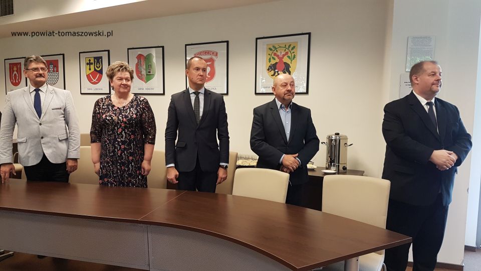 Na zdjęciu: zdjęcie z uroczystości w Starostwie Powiatowym w Tomaszowie Mazowieckim wręczenia awansów zawodowych nauczycielom z tomaszowskich szkół ponadpodstawowych