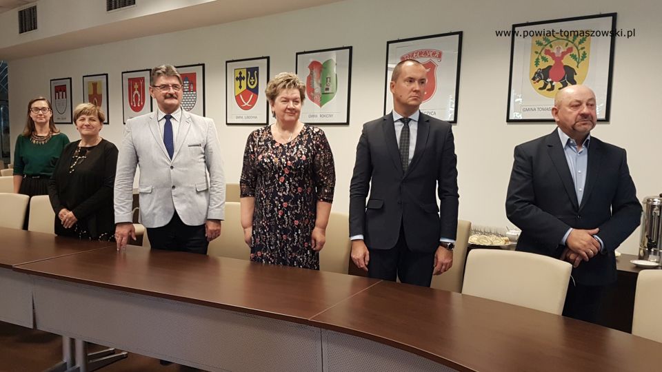Na zdjęciu: zdjęcie z uroczystości w Starostwie Powiatowym w Tomaszowie Mazowieckim wręczenia awansów zawodowych nauczycielom z tomaszowskich szkół ponadpodstawowych