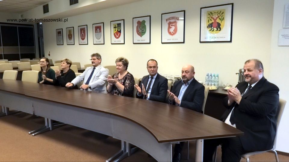 Na zdjęciu: zdjęcie z uroczystości w Starostwie Powiatowym w Tomaszowie Mazowieckim wręczenia awansów zawodowych nauczycielom z tomaszowskich szkół ponadpodstawowych