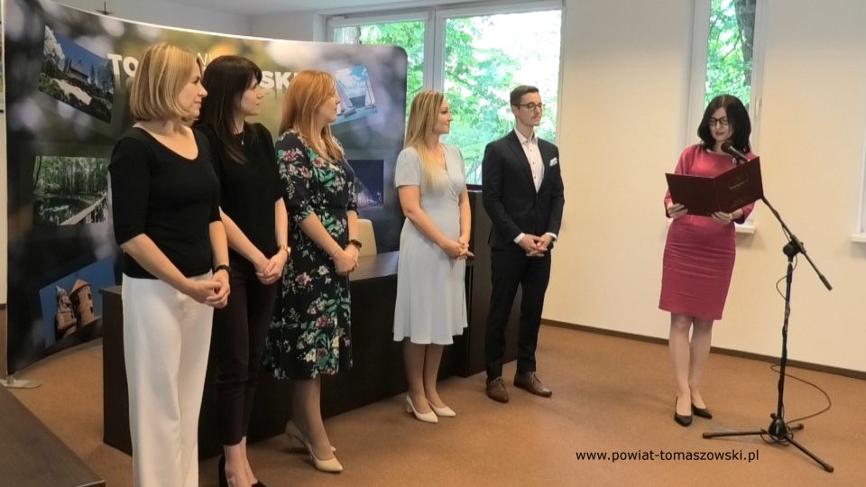 Na zdjęciu: zdjęcie z uroczystości w Starostwie Powiatowym w Tomaszowie Mazowieckim wręczenia awansów zawodowych nauczycielom z tomaszowskich szkół ponadpodstawowych