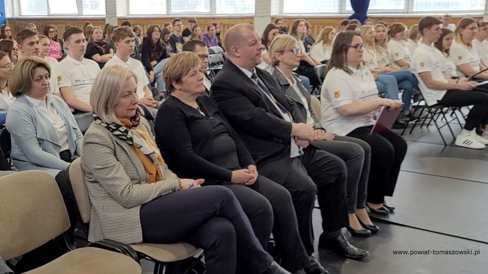 Młodzież otrzymała dokumenty potwierdzające udział w projektach zagranicznych, certyfikaty potwierdzające odbycie praktyk zagranicznych, certyfikat potwierdzający znajomość języka hiszpańskiego na poziomie A1. Na zakończenie goście zostali zaproszeni na poczęstunek, gdzie młodzież przygotowała hiszpańskie potrawy.