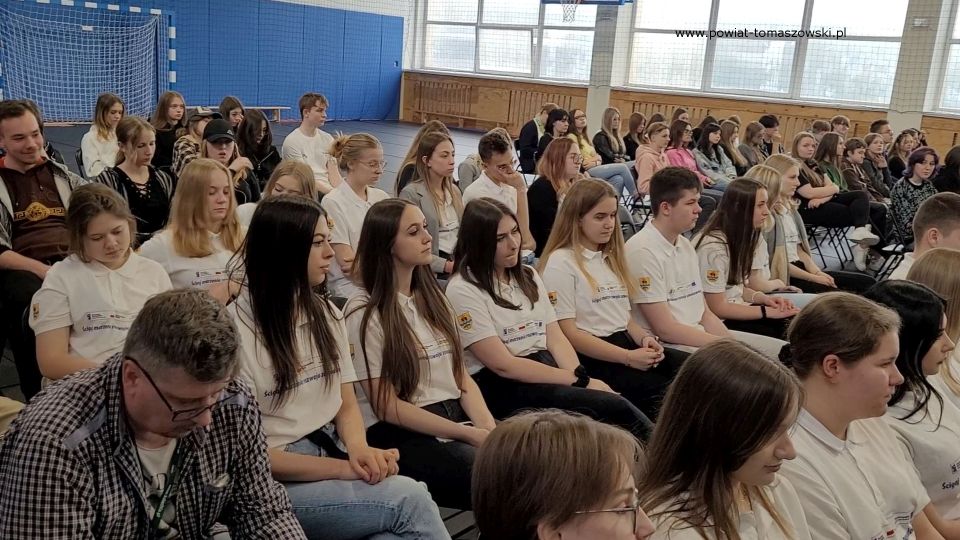 Młodzież otrzymała dokumenty potwierdzające udział w projektach zagranicznych, certyfikaty potwierdzające odbycie praktyk zagranicznych, certyfikat potwierdzający znajomość języka hiszpańskiego na poziomie A1. Na zakończenie goście zostali zaproszeni na poczęstunek, gdzie młodzież przygotowała hiszpańskie potrawy.