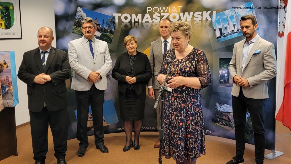 Na zdjęciu: uczestnicy konferencji, podczas której wręczone zostały upominki dla dzieci przebywających w placówkach pieczy zastępczej z okazji Dnia Dziecka, która odbyła się w środę, 1 czerwca 2022