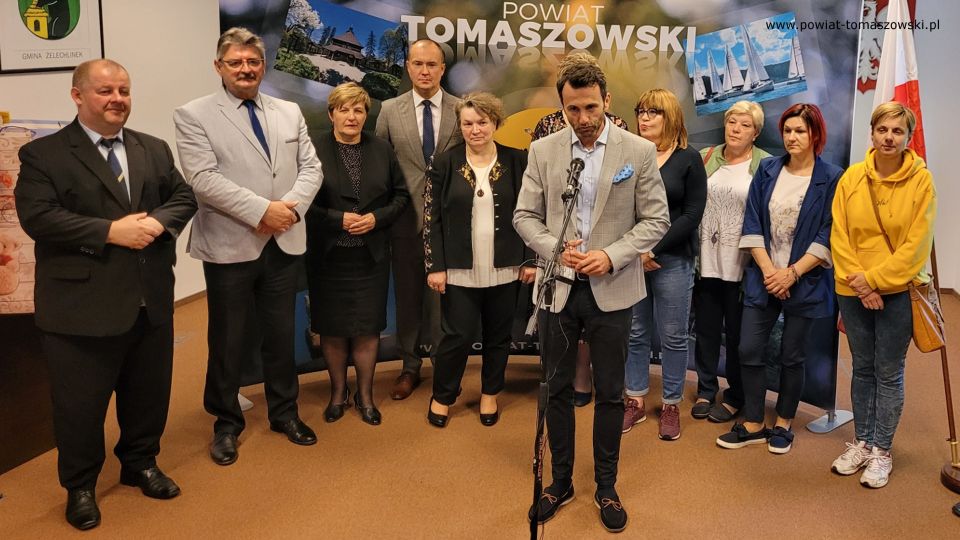 Na zdjęciu: uczestnicy konferencji, podczas której wręczone zostały upominki dla dzieci przebywających w placówkach pieczy zastępczej z okazji Dnia Dziecka, która odbyła się w środę, 1 czerwca 2022