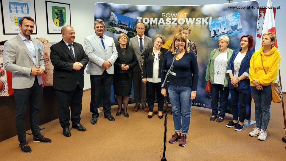 Na zdjęciu: uczestnicy konferencji, podczas której wręczone zostały upominki dla dzieci przebywających w placówkach pieczy zastępczej z okazji Dnia Dziecka, która odbyła się w środę, 1 czerwca 2022